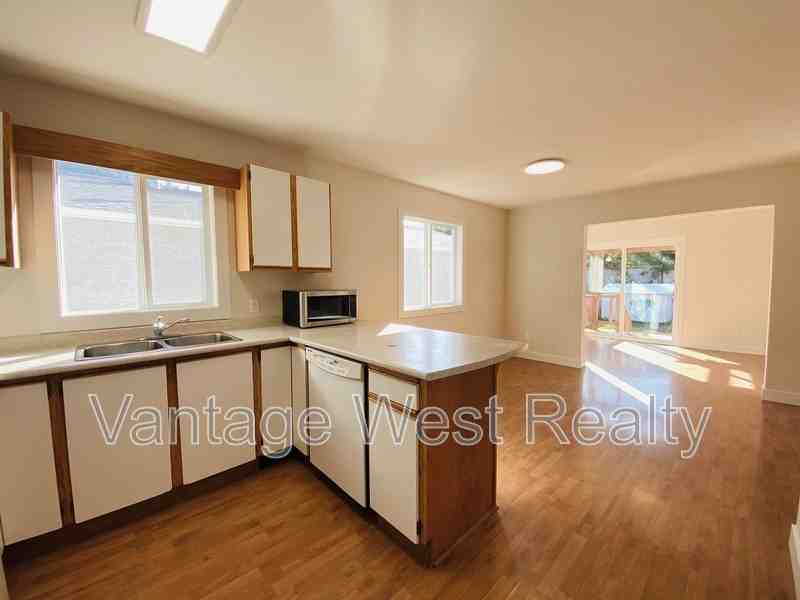 2618 Cameron Rd - Photo 3 of 17