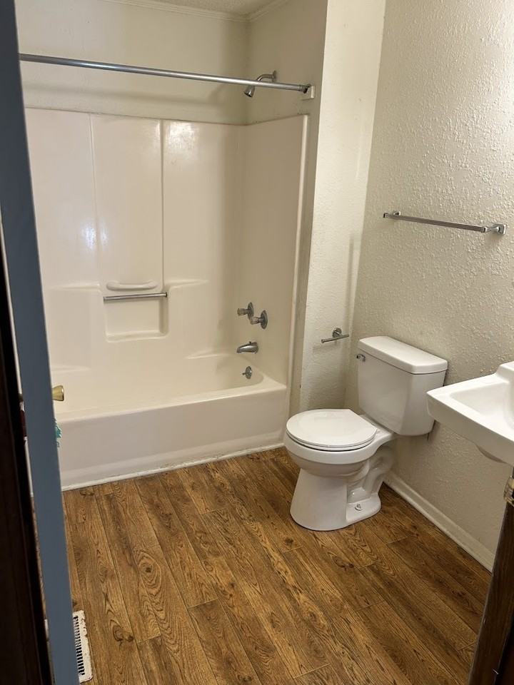 University Court Apartments - Photo 3 of 8