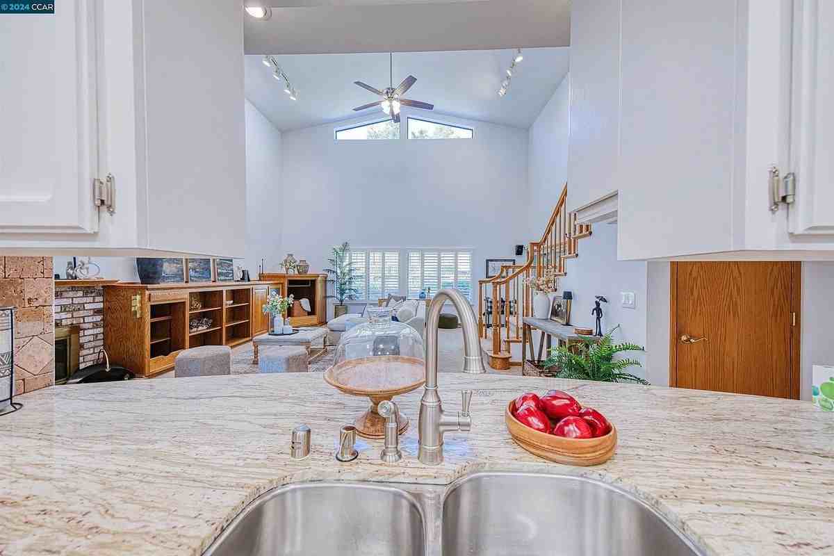 2040 Larchmont Cir - Photo 2 of 17