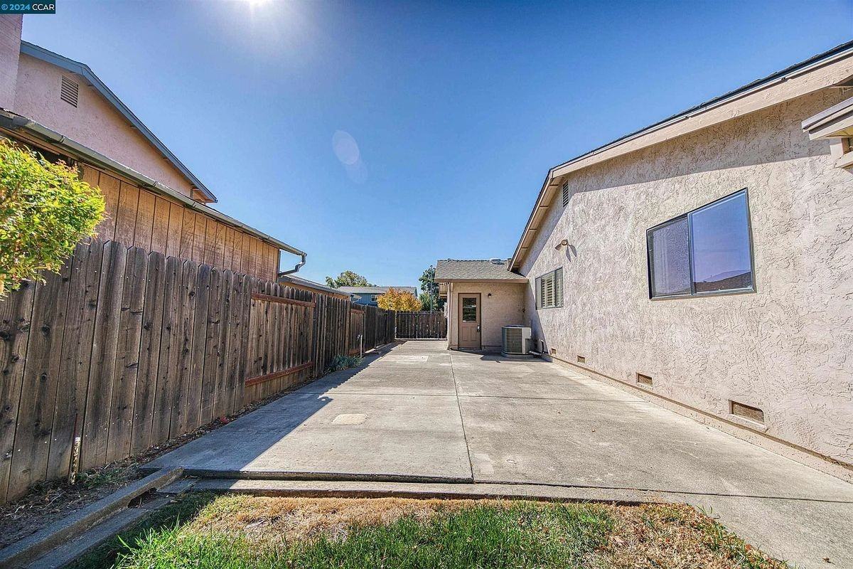 2040 Larchmont Cir - Photo 3 of 17