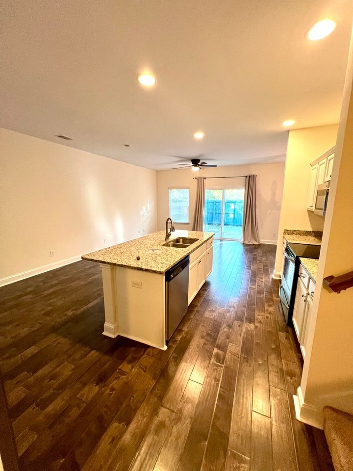 507 Ferguson Ln - Photo 6 of 25