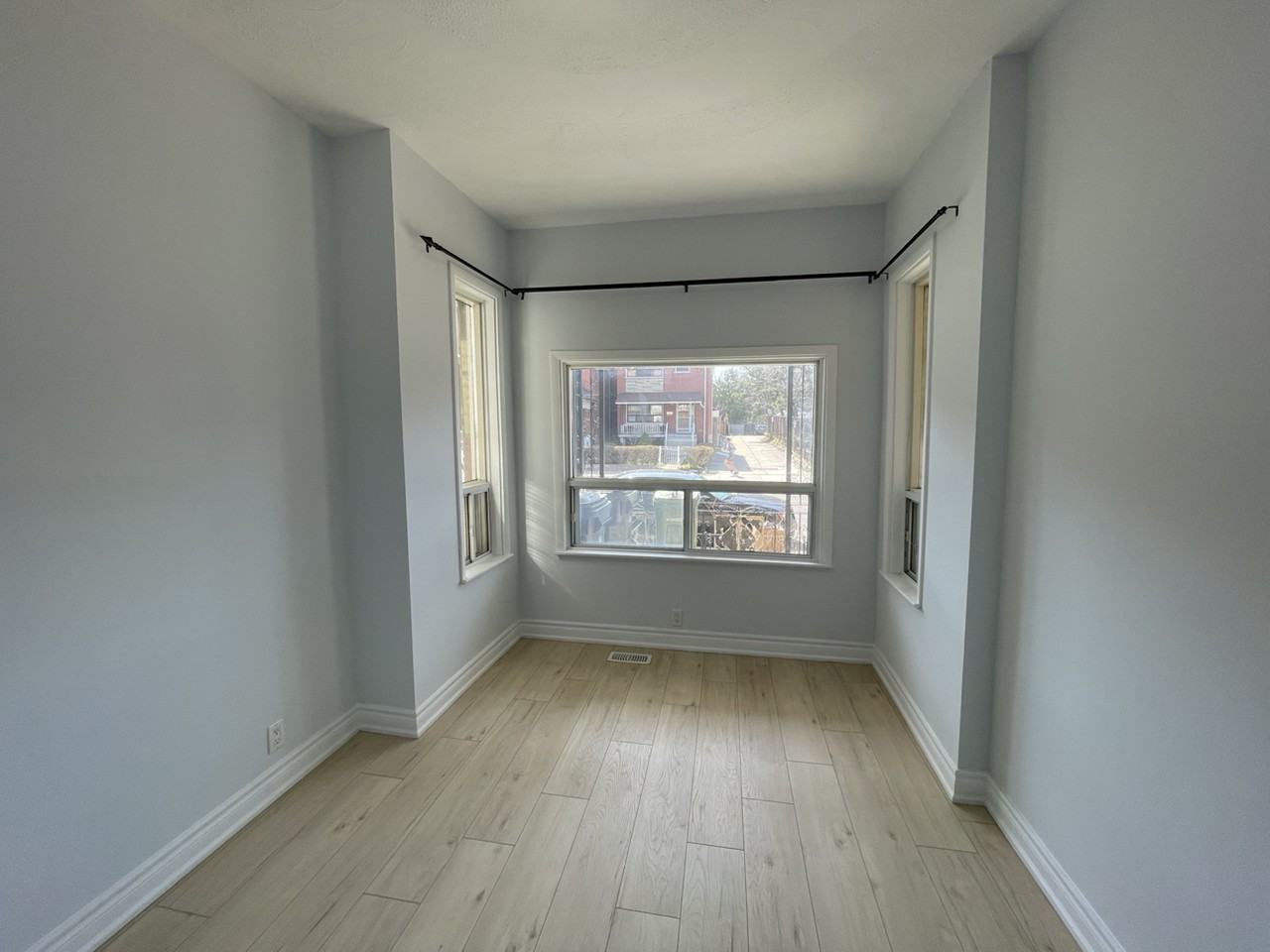 Ossington Ave - Photo 5 of 16