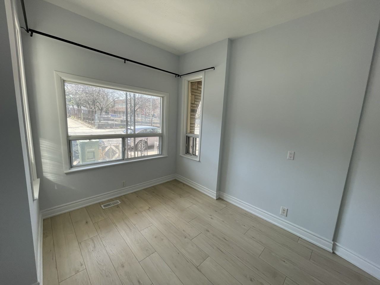 Ossington Ave - Photo 7 of 16