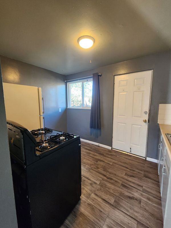 1066 Dayton St - Photo 4 of 10