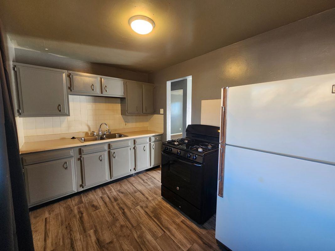 1066 Dayton St - Photo 5 of 10