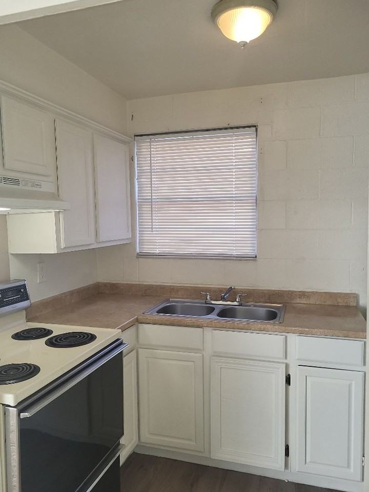 913 Willow St - Photo 2 of 9