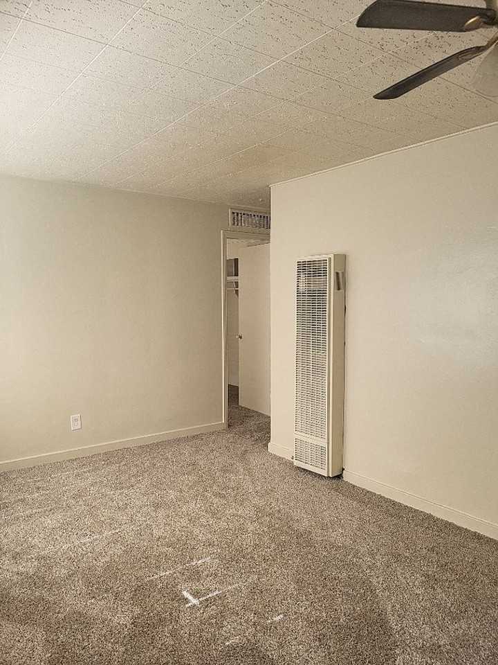 913 Willow St - Photo 3 of 9