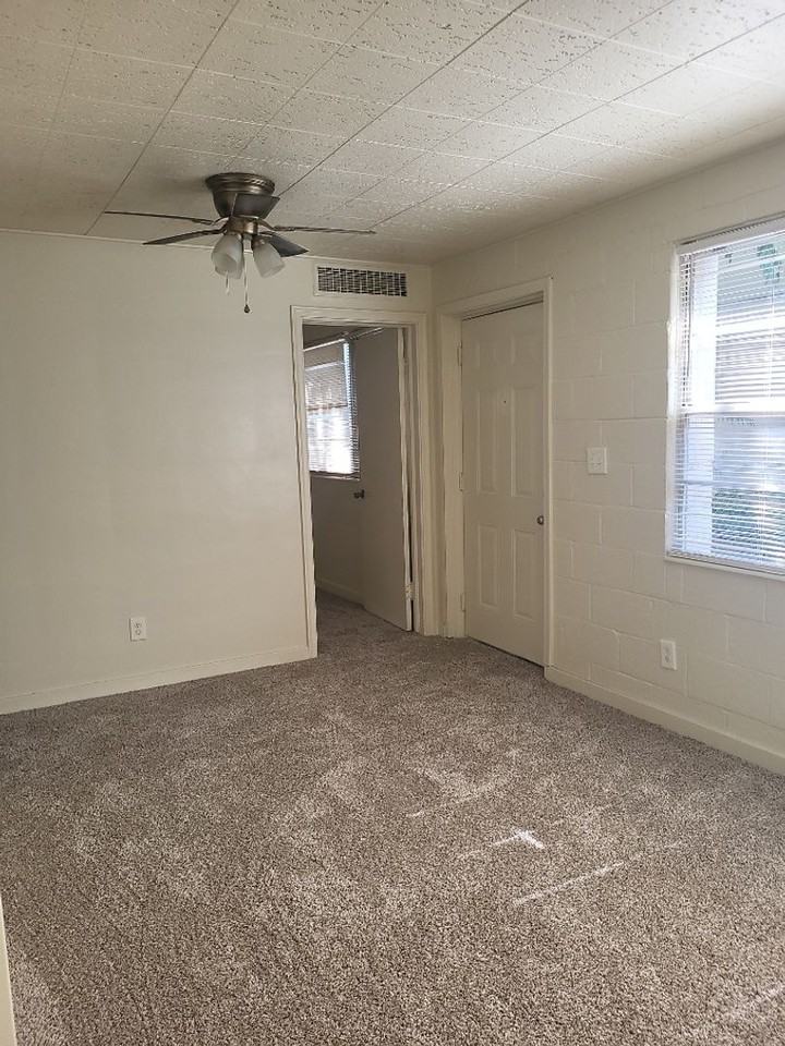 913 Willow St - Photo 6 of 9