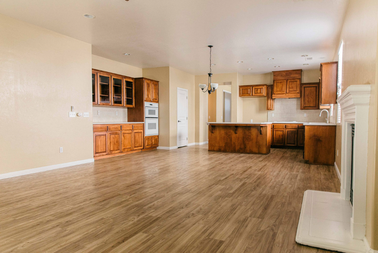 1762 Champagne St - Photo 2 of 32