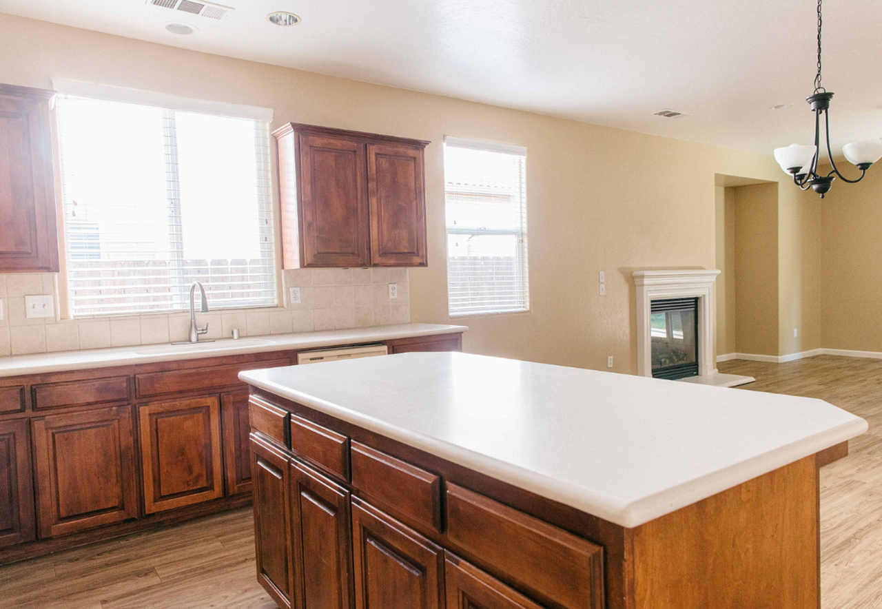1762 Champagne St - Photo 3 of 32