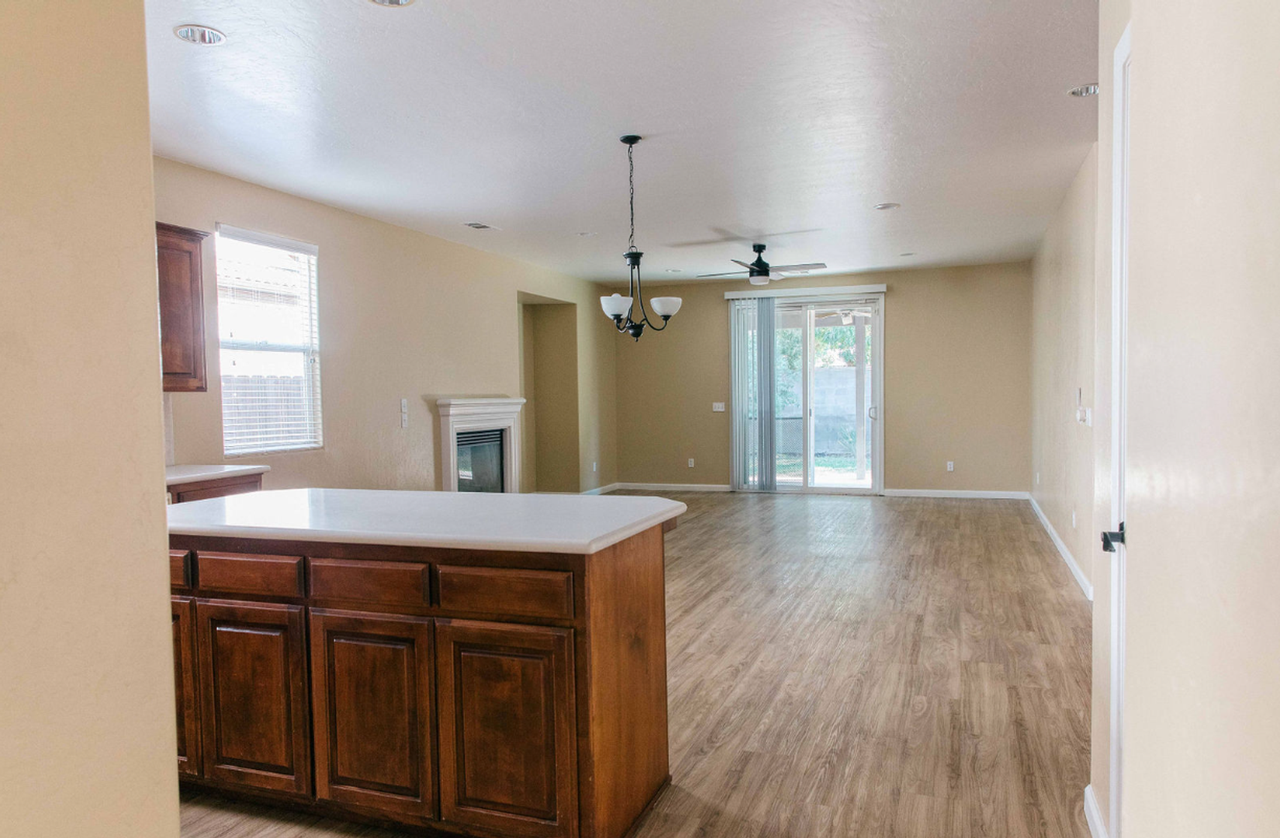 1762 Champagne St - Photo 4 of 32