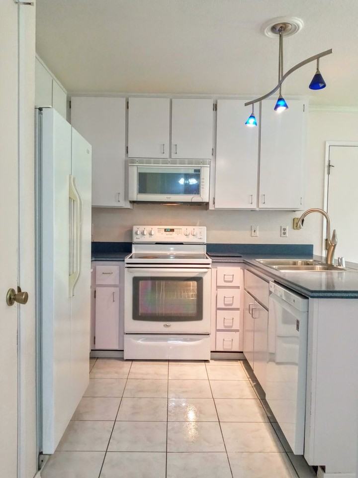 410 Colony Cove Dr - Photo 2 of 26