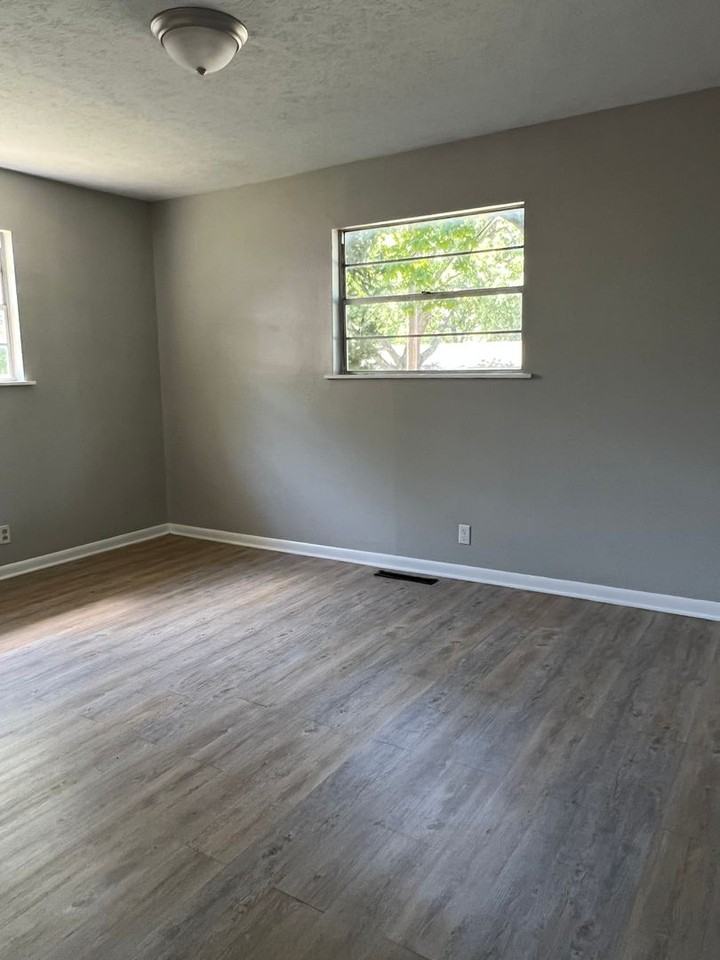 1868 S Bruce Ave - Photo 2 of 13