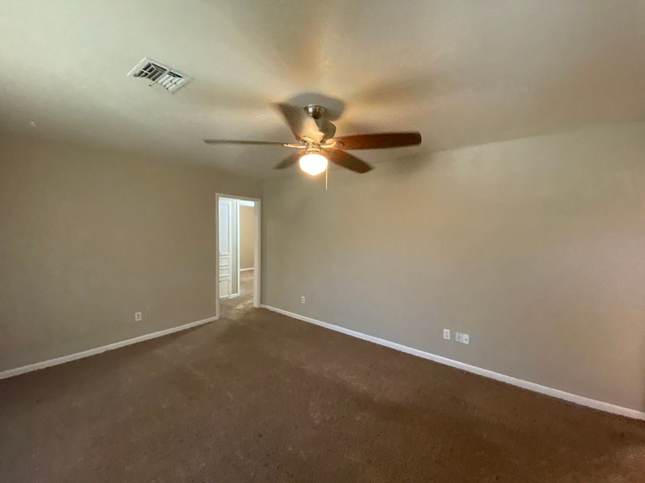 406 W Douglas Dr - Photo 4 of 24