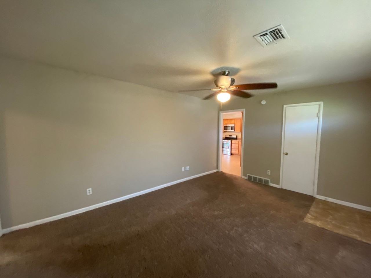 406 W Douglas Dr - Photo 5 of 24