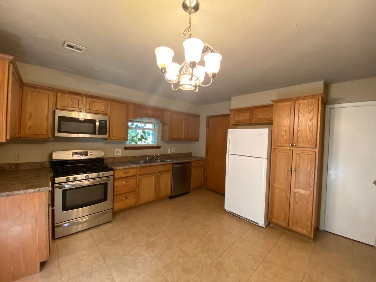 406 W Douglas Dr - Photo 7 of 24