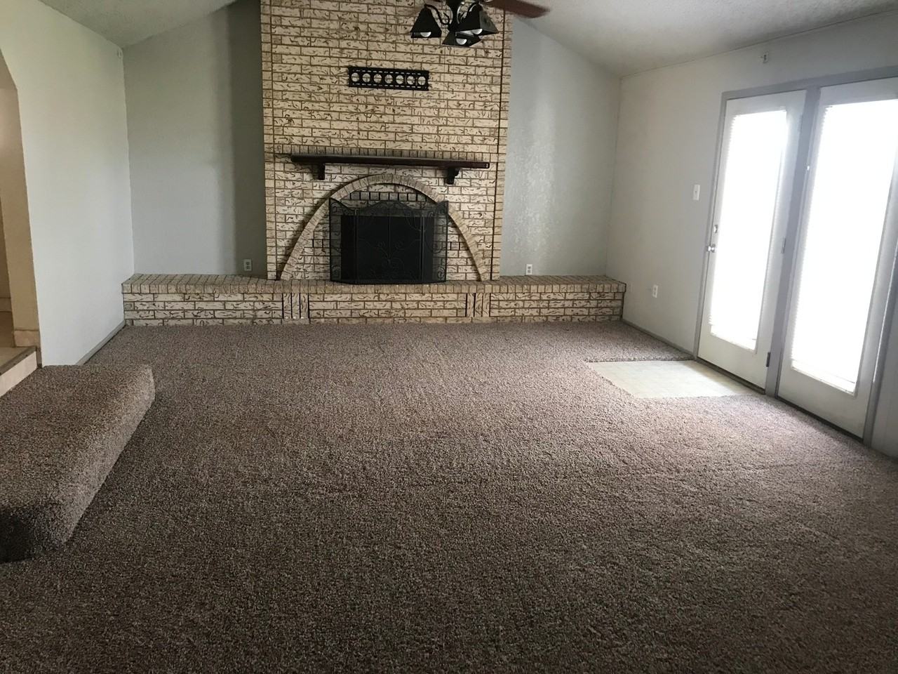 1607 Pease St - Photo 2 of 12