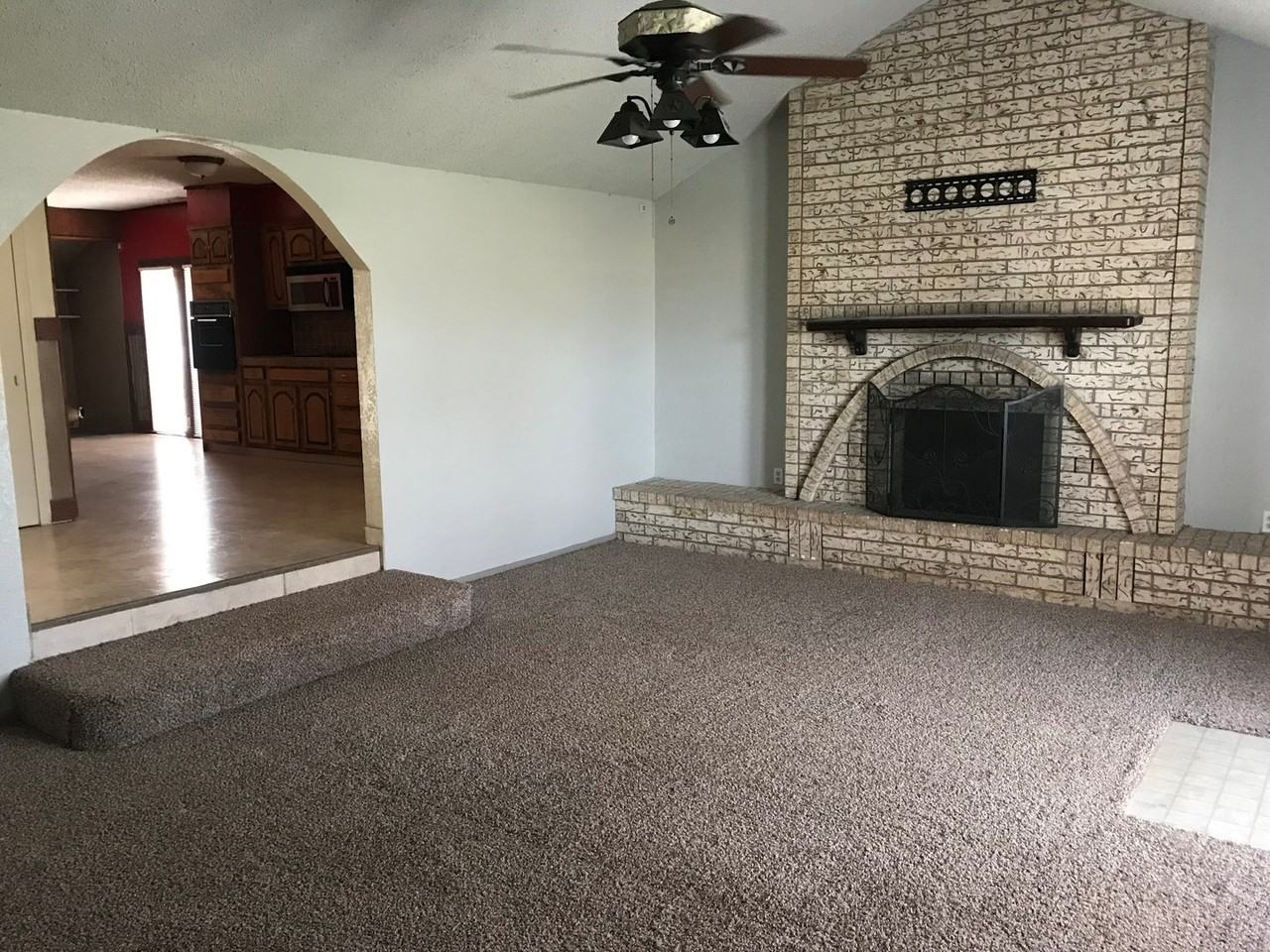 1607 Pease St - Photo 3 of 12