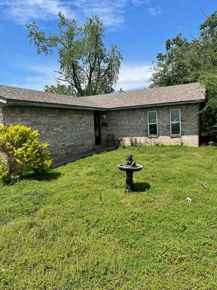 933 Nw 103rd St - Photo 2 of 7