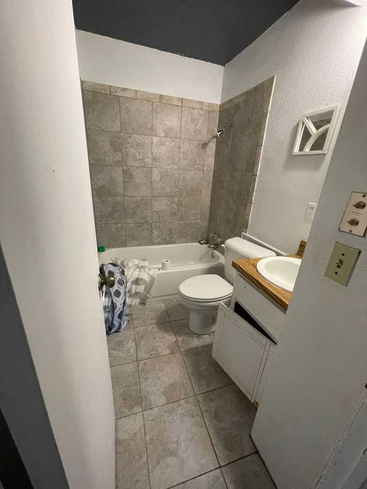 933 Nw 103rd St - Photo 6 of 7