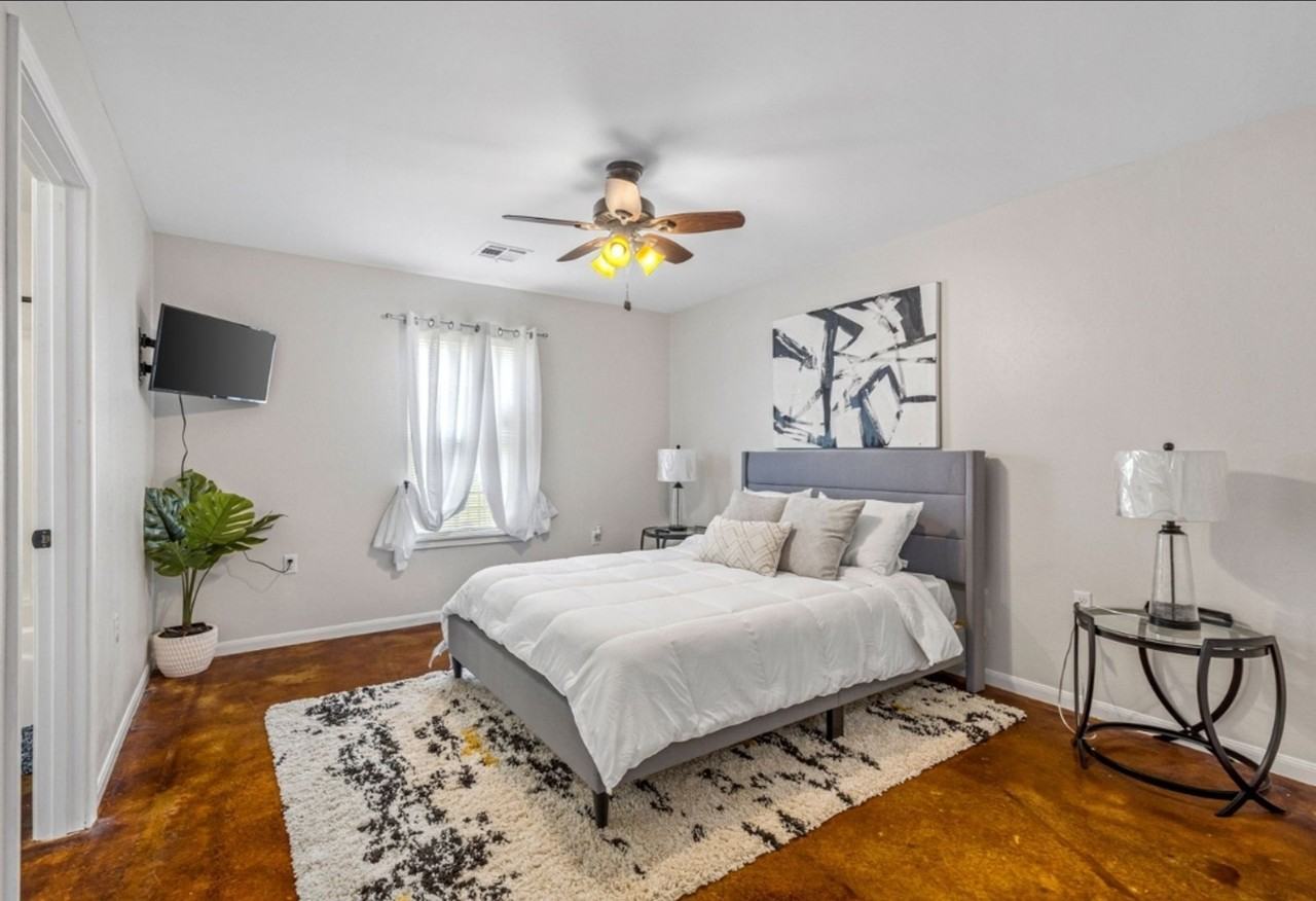 Beautiful and Spacious 2/2 North LC - Photo 2 of 10