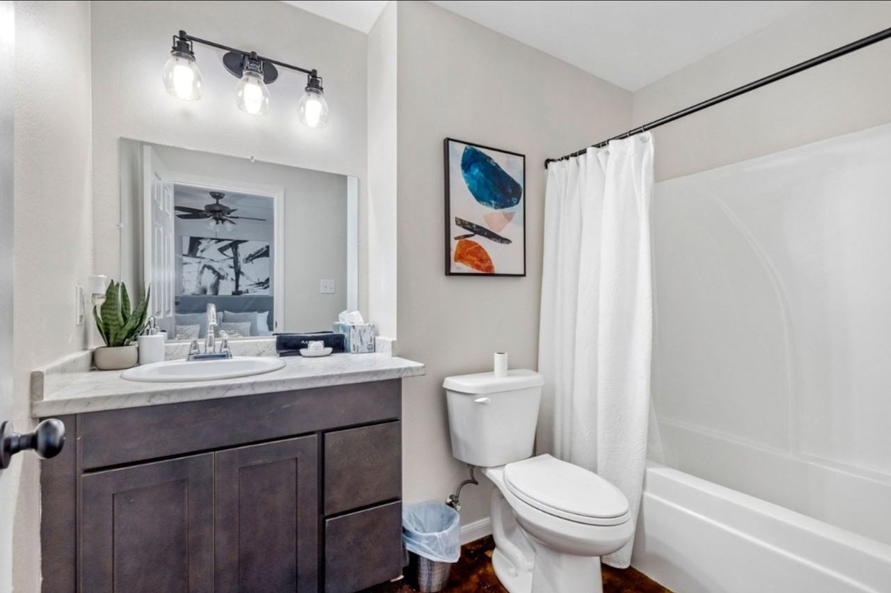 Beautiful and Spacious 2/2 North LC - Photo 3 of 10