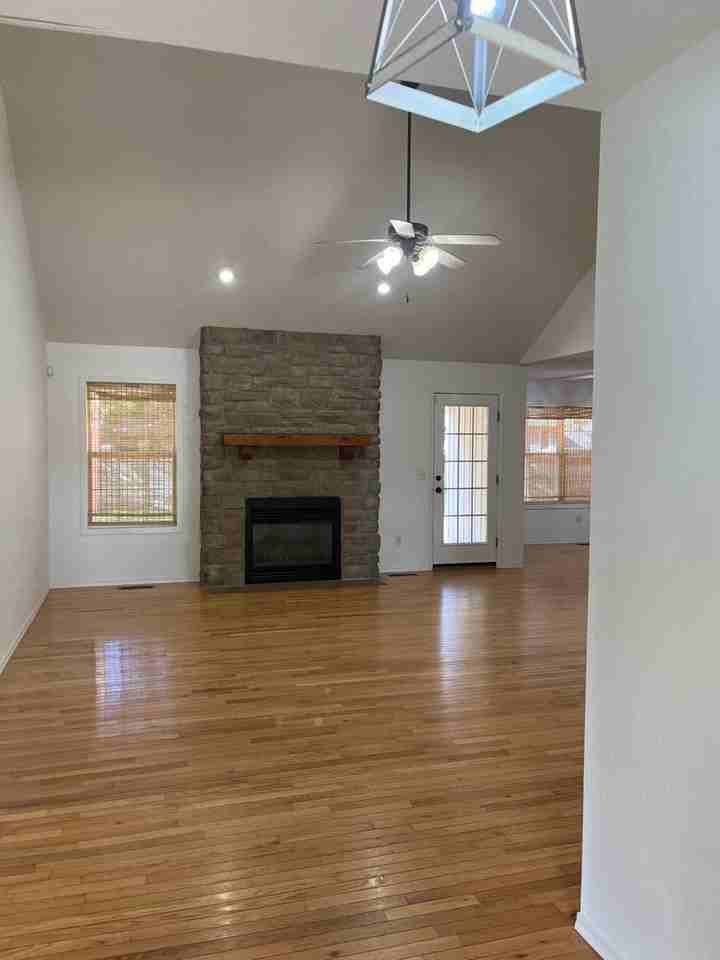 1091 W Red Oak St - Photo 2 of 24