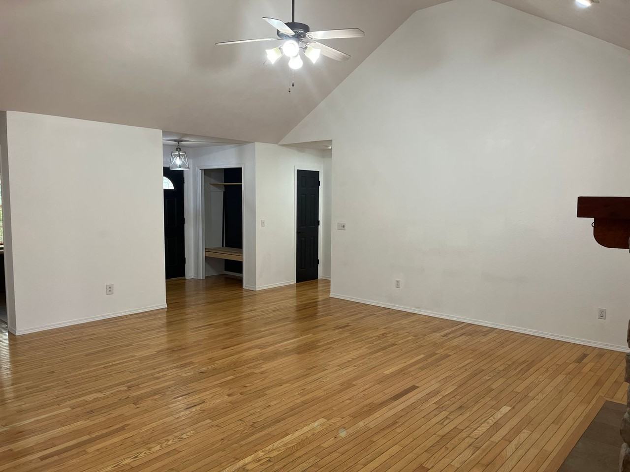 1091 W Red Oak St - Photo 3 of 24