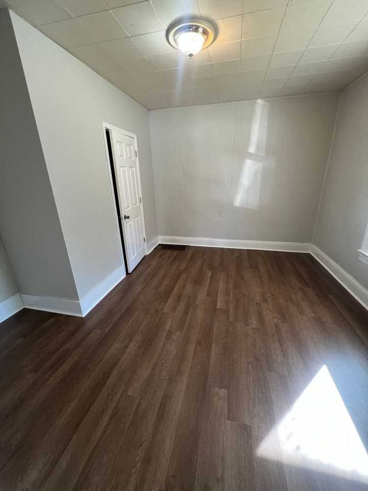 2204 S 11th St - Photo 3 of 8