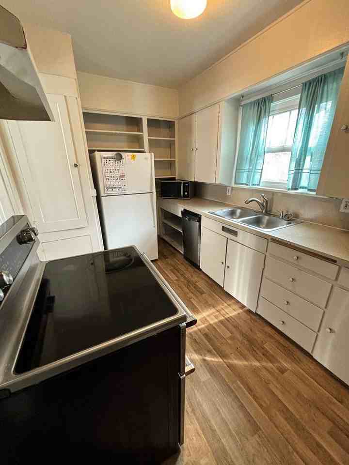 122 N Alberta St - Photo 4 of 8