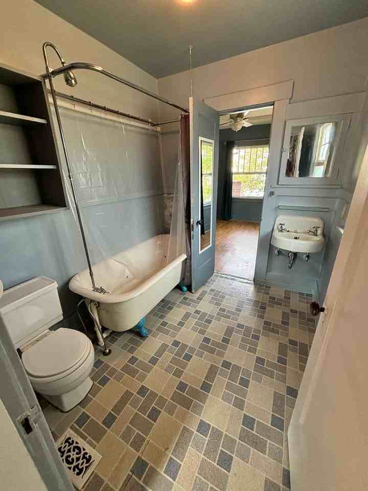 122 N Alberta St - Photo 6 of 8