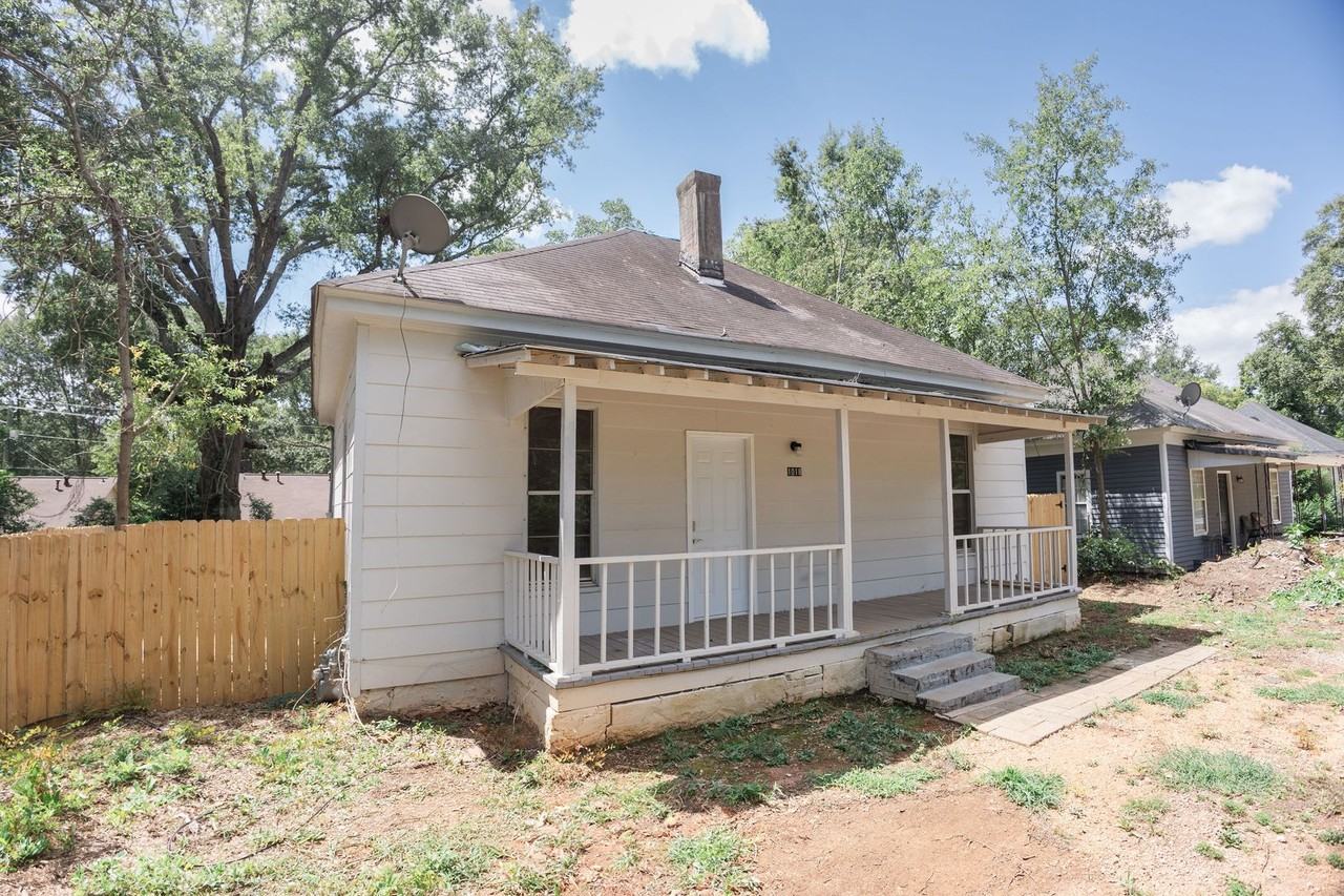 1018 W Broad St - Photo 2 of 15