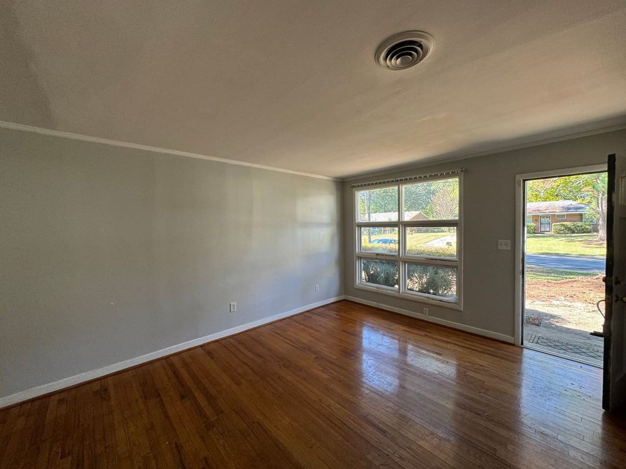 1143 Lakewood Dr - Photo 4 of 22