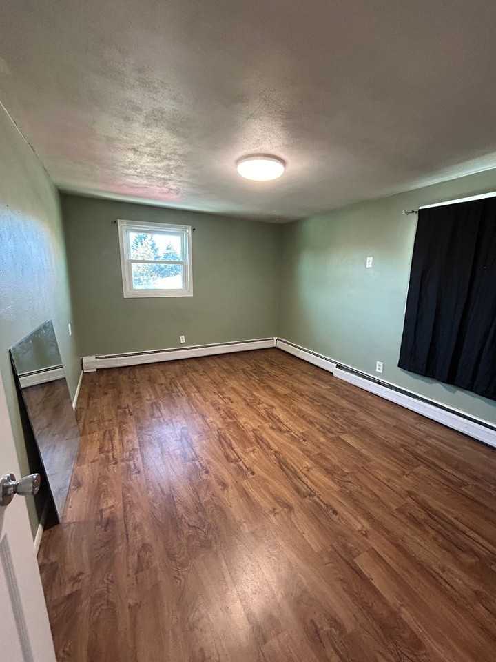 1016 11th Ave W - Photo 2 of 7