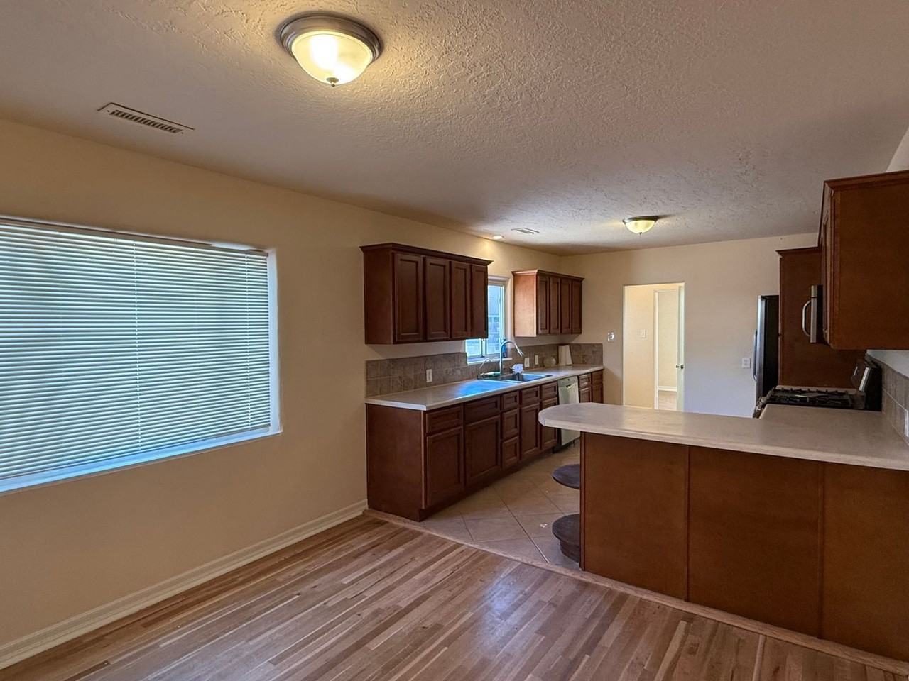 4902 Southern Ave Se - Photo 5 of 14