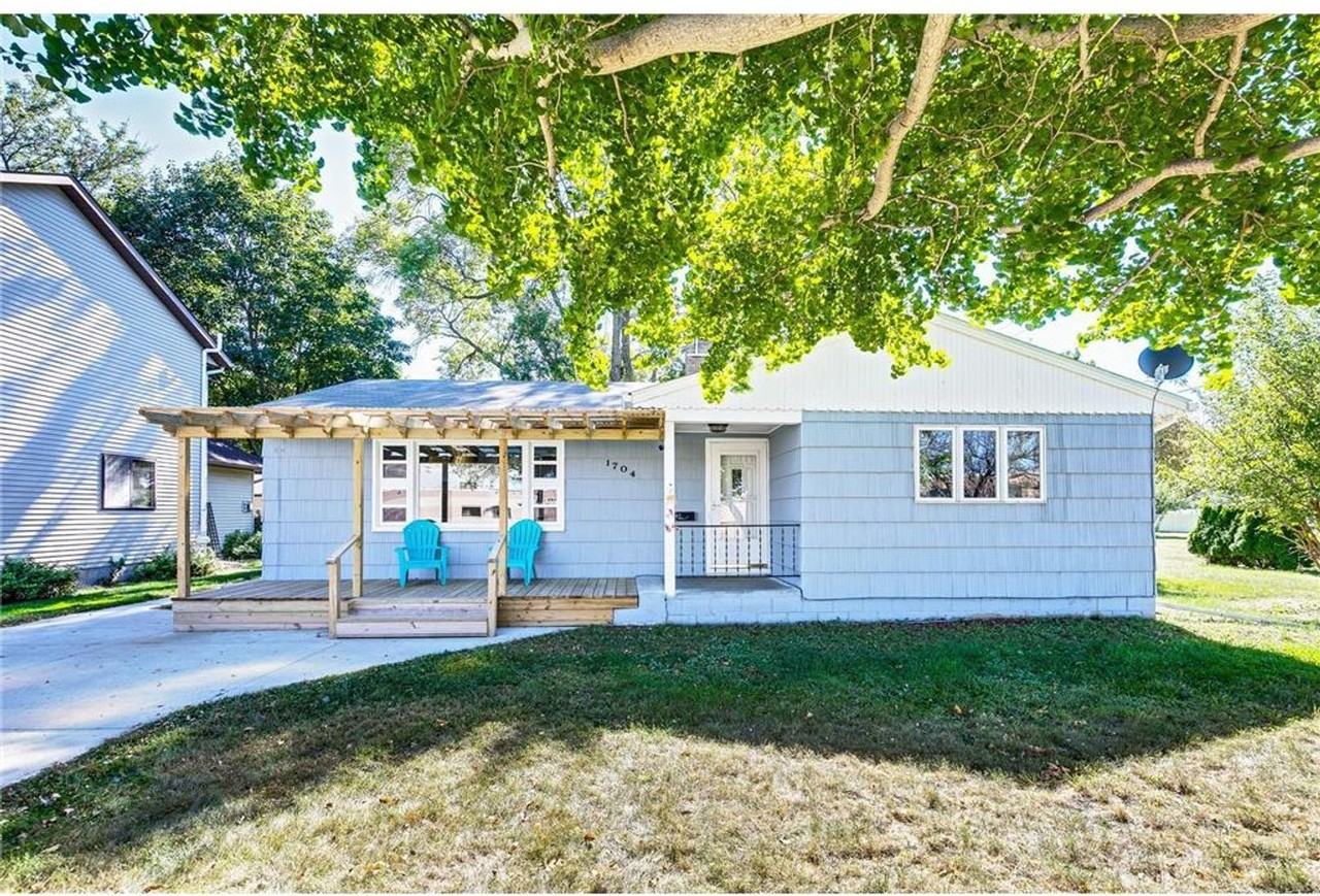 1704 16th St E - Photo 3 of 41