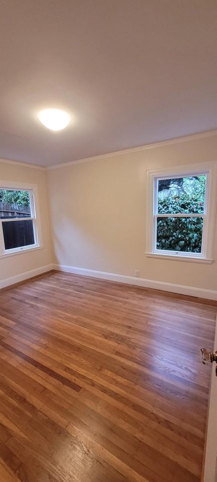 1101 Hampel St - Photo 2 of 12