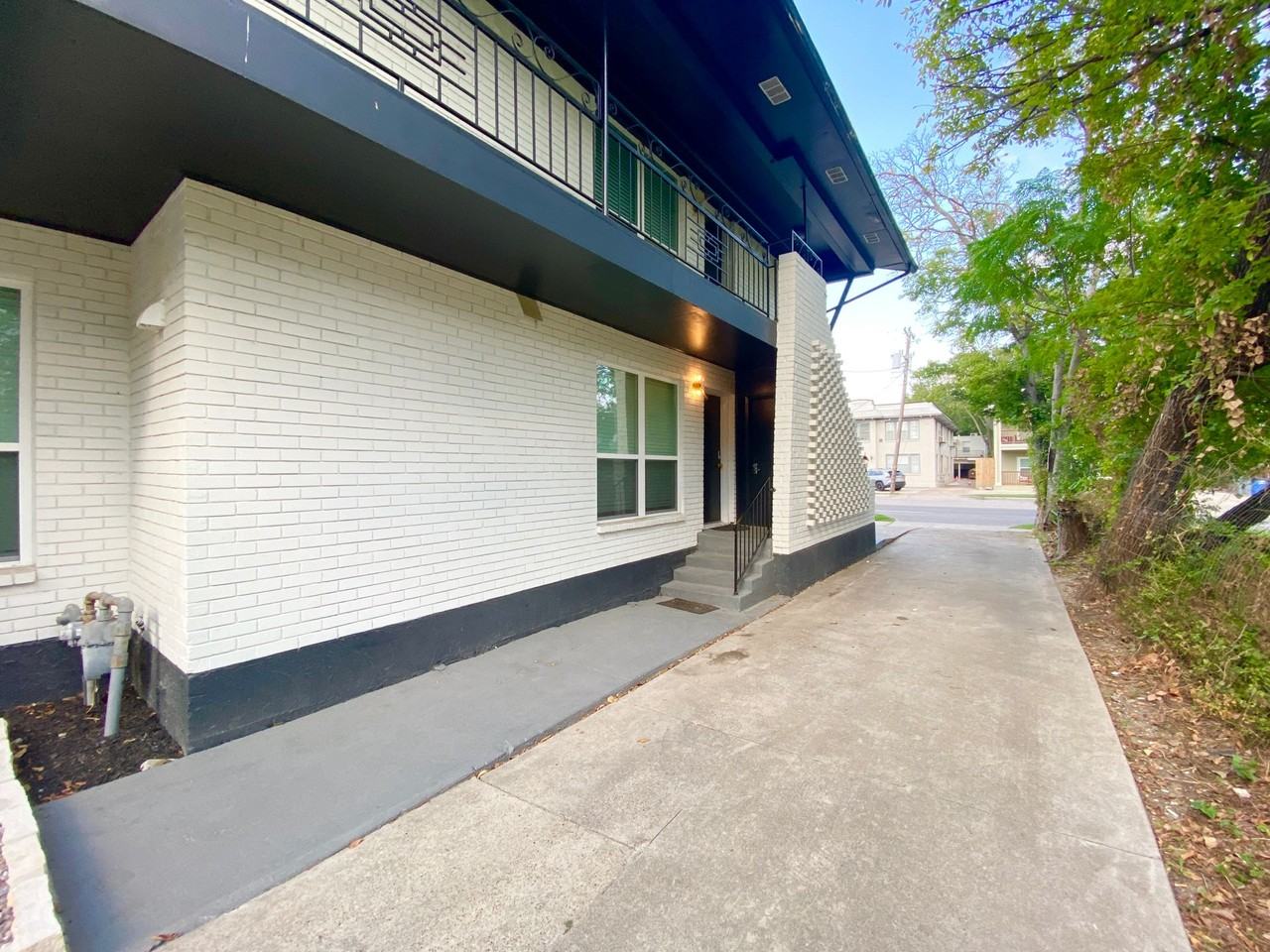 4811 Live Oak St - Photo 3 of 31