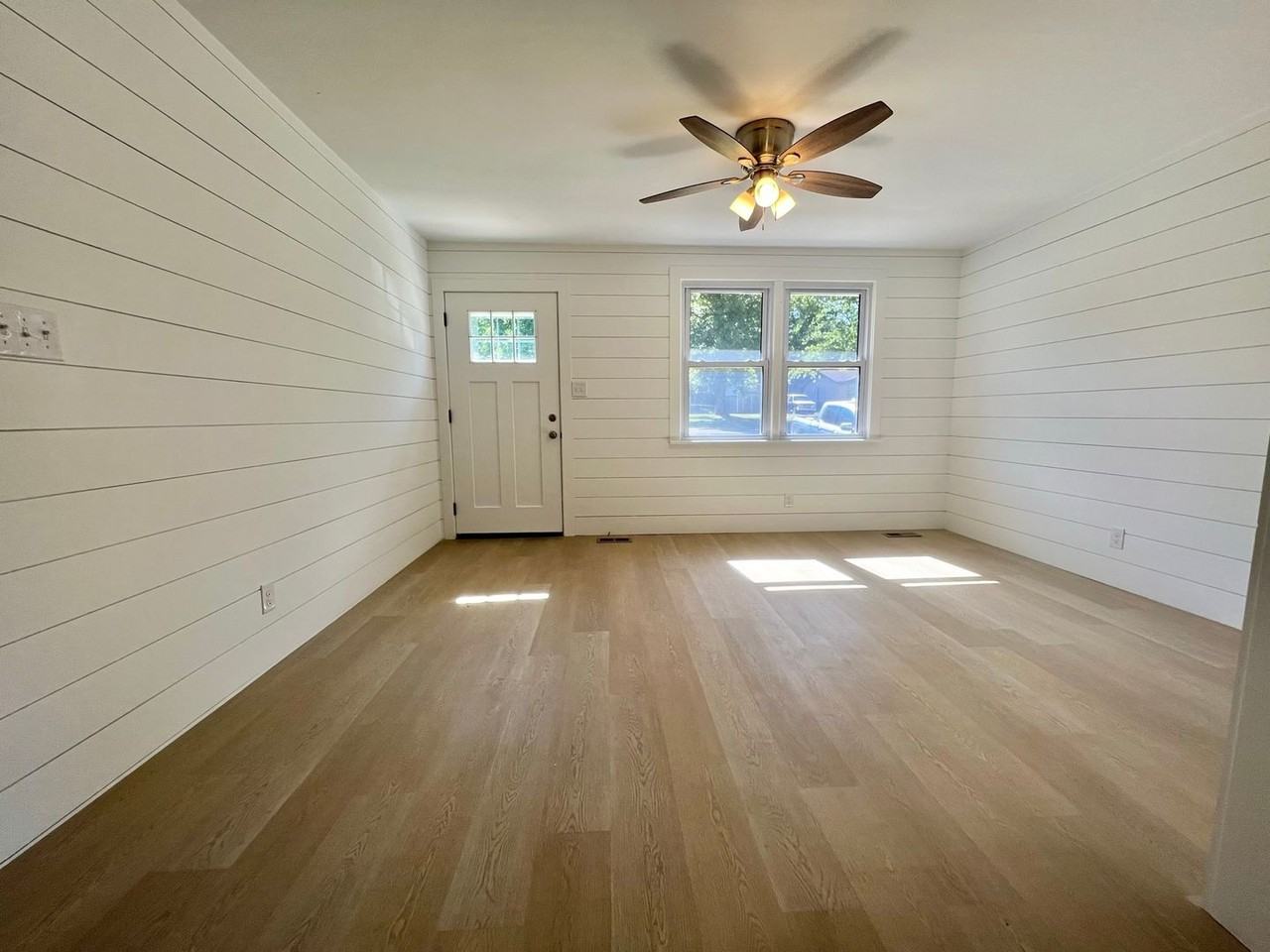 812 Hughes St - Photo 2 of 20