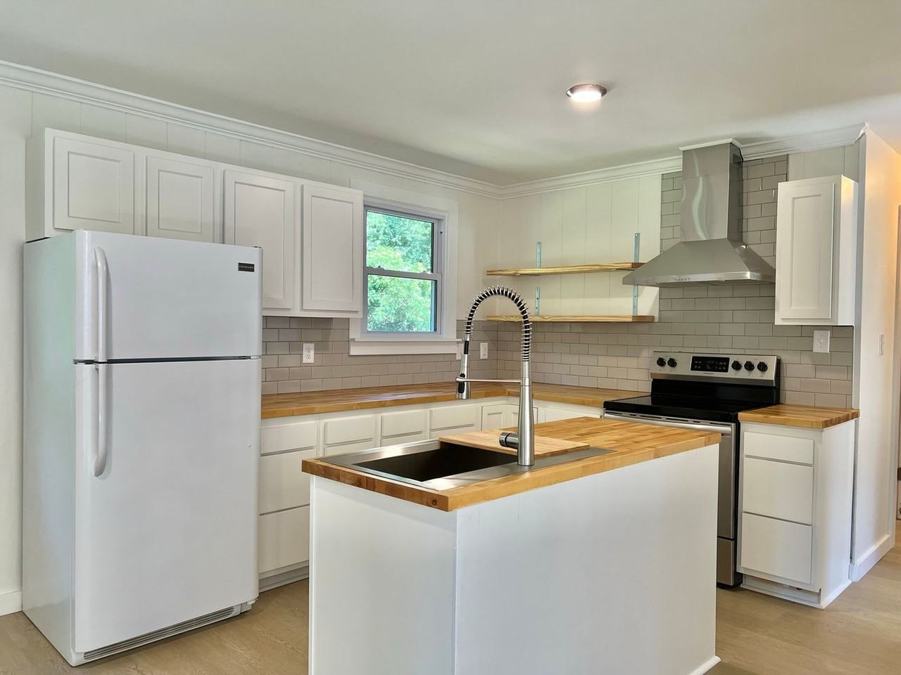 812 Hughes St - Photo 3 of 20