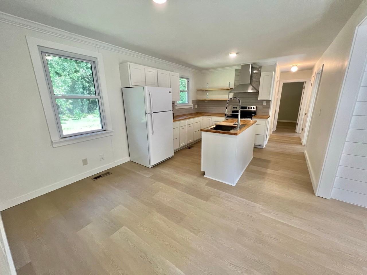 812 Hughes St - Photo 4 of 20