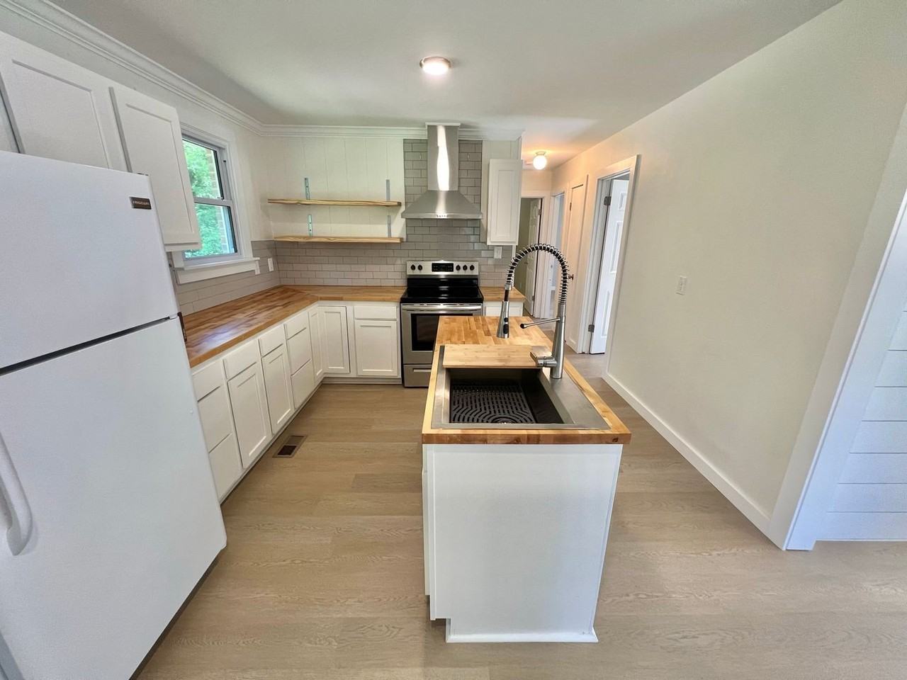 812 Hughes St - Photo 5 of 20