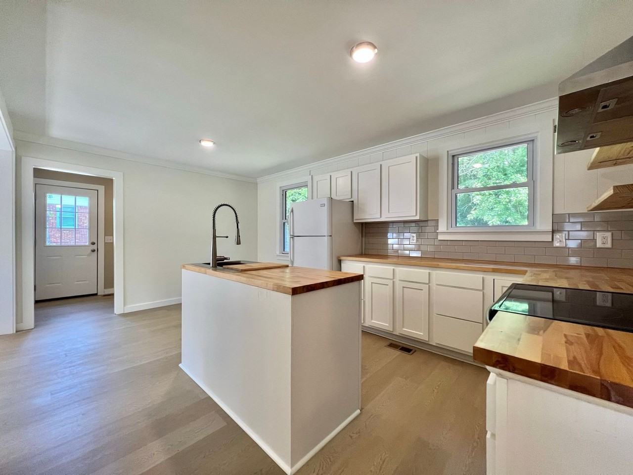 812 Hughes St - Photo 6 of 20