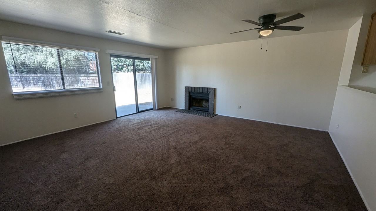 1071 Salisbury St - Photo 3 of 12