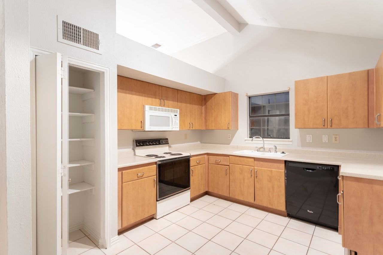 1308 Crestwood Ct - Photo 3 of 12