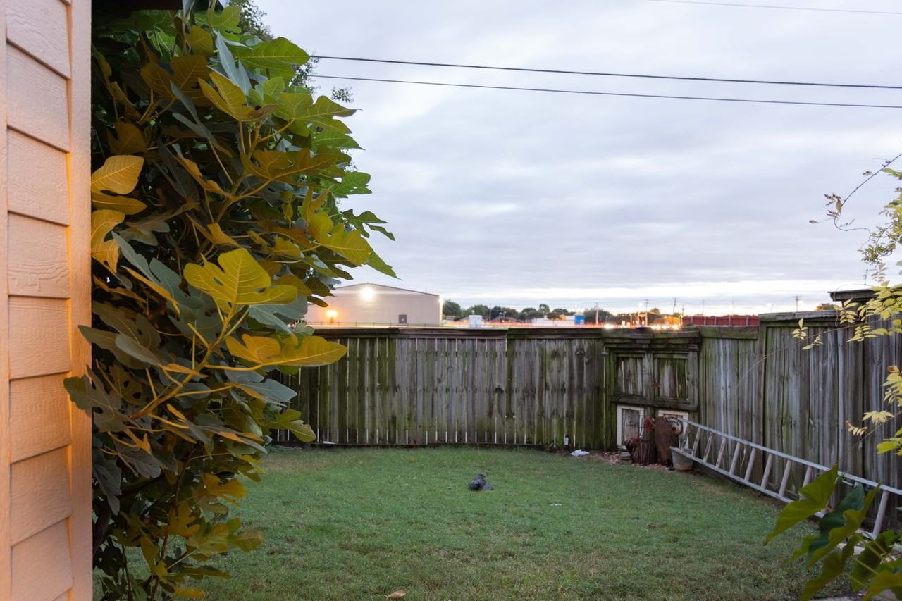 1308 Crestwood Ct - Photo 2 of 12