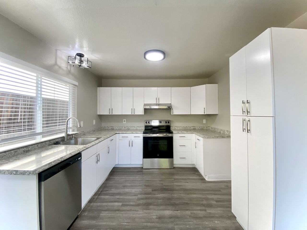 220 Yampa Way - Photo 2 of 18