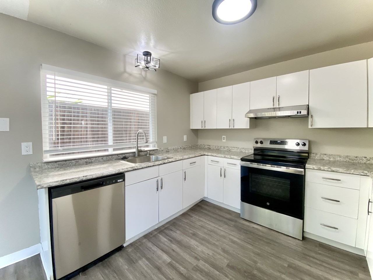 220 Yampa Way - Photo 3 of 18