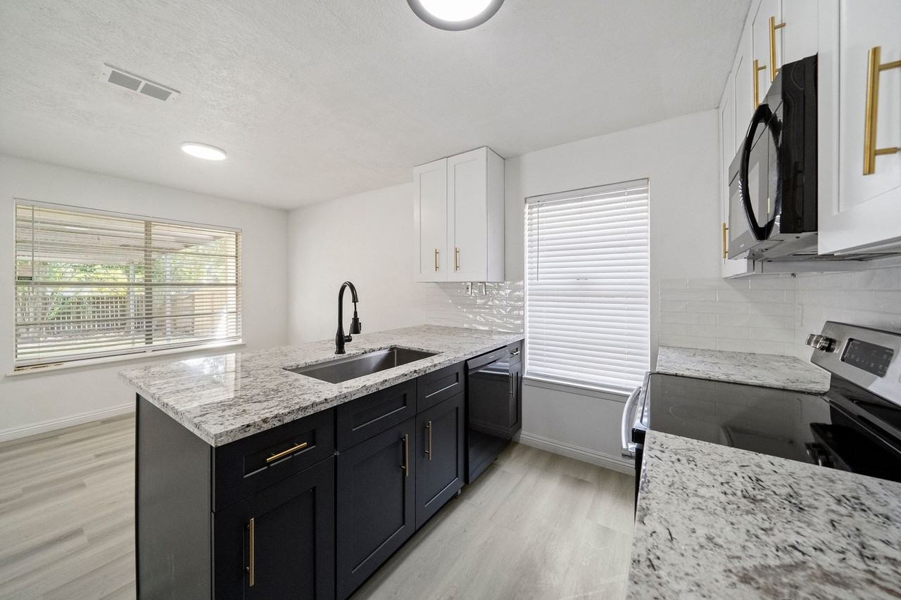 5726 Yorkgate Dr - Photo 2 of 19