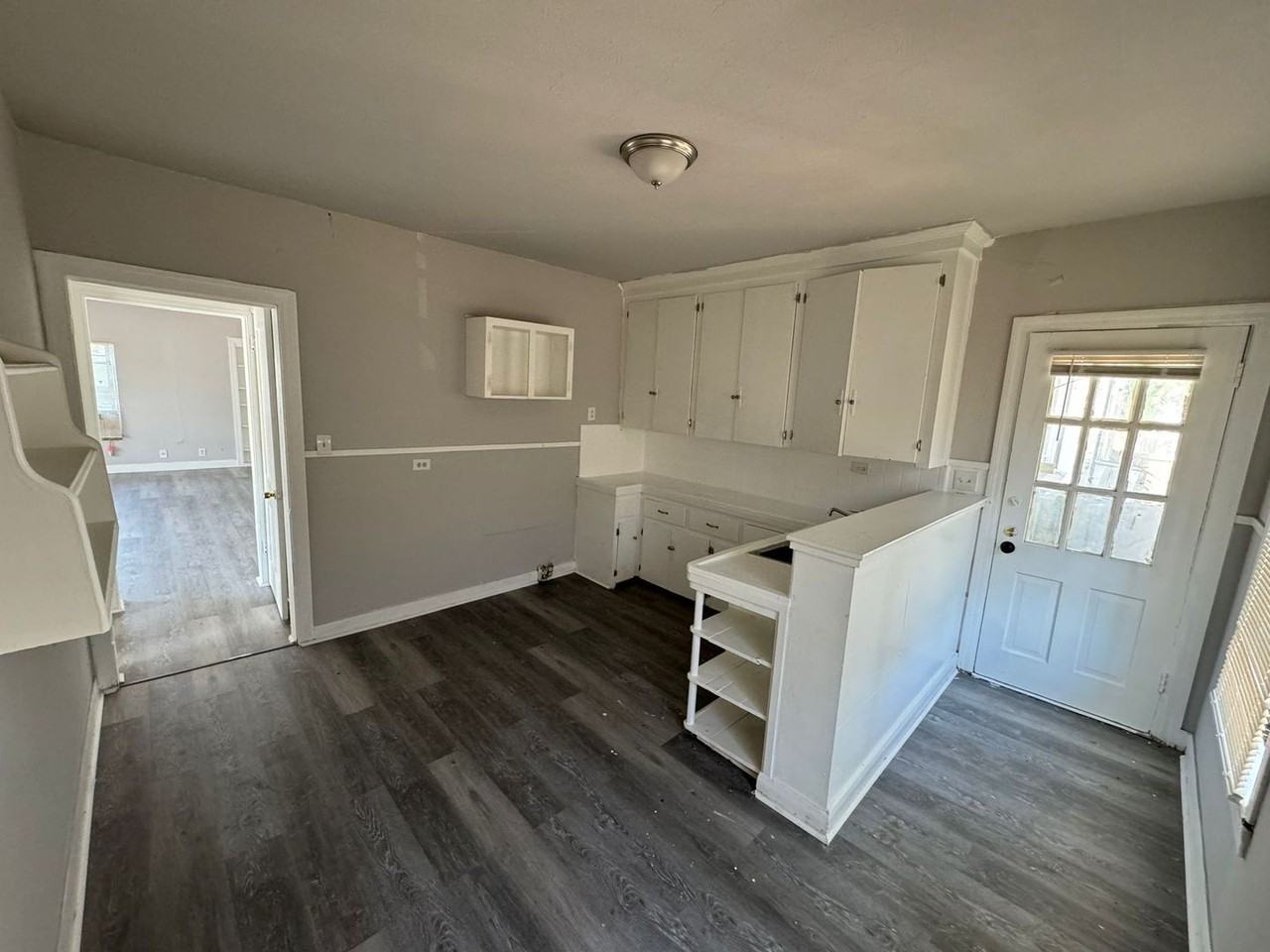 1142 Lyle St - Photo 2 of 12